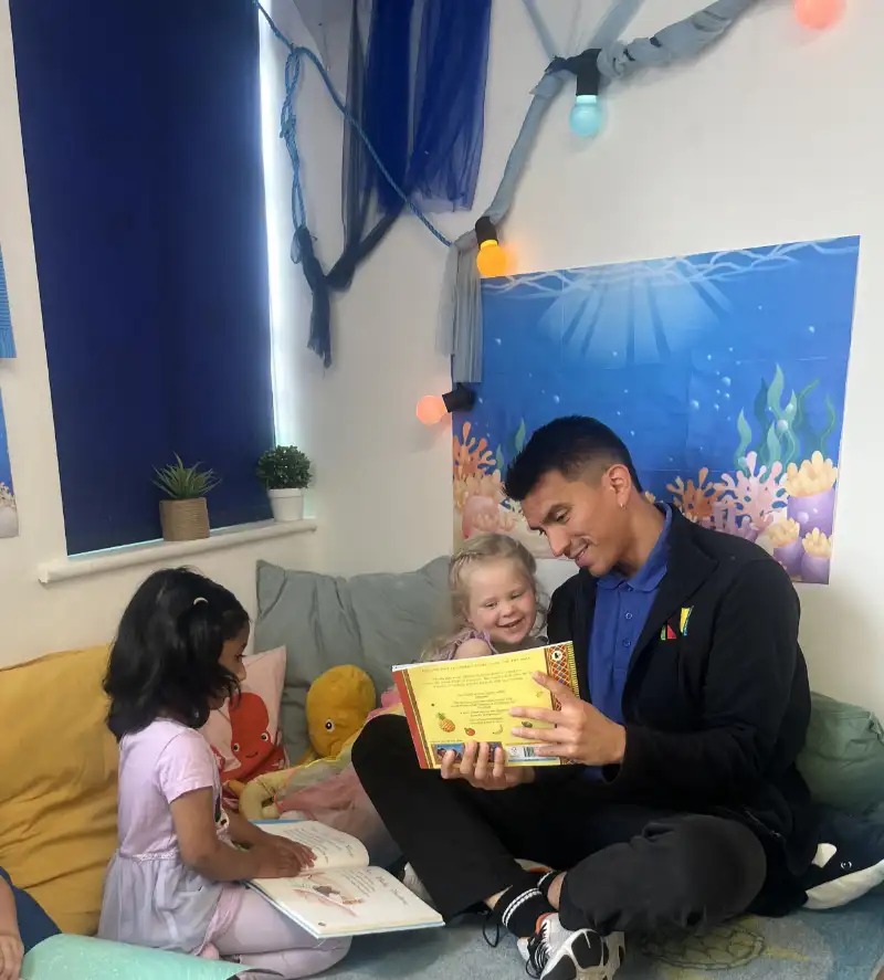 Dragonfly - Story corner with male staff